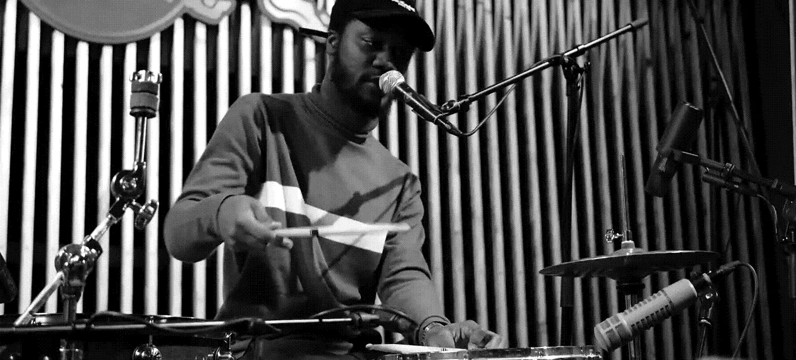 Drummakid tijdens een performance
